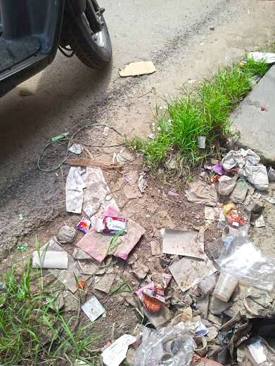 drewmanity-jaipur-rajasthan-local-street-filth trash, litters the streets of Jaipur India
