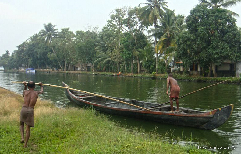 drewmanity.com-india-kerala-backwaters-boat-men-in-river