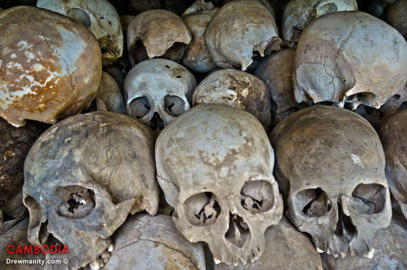 drewmanity.com-the-khmer-rouge-choeung-ek-phnom-penh-cambodia-grave-skulls